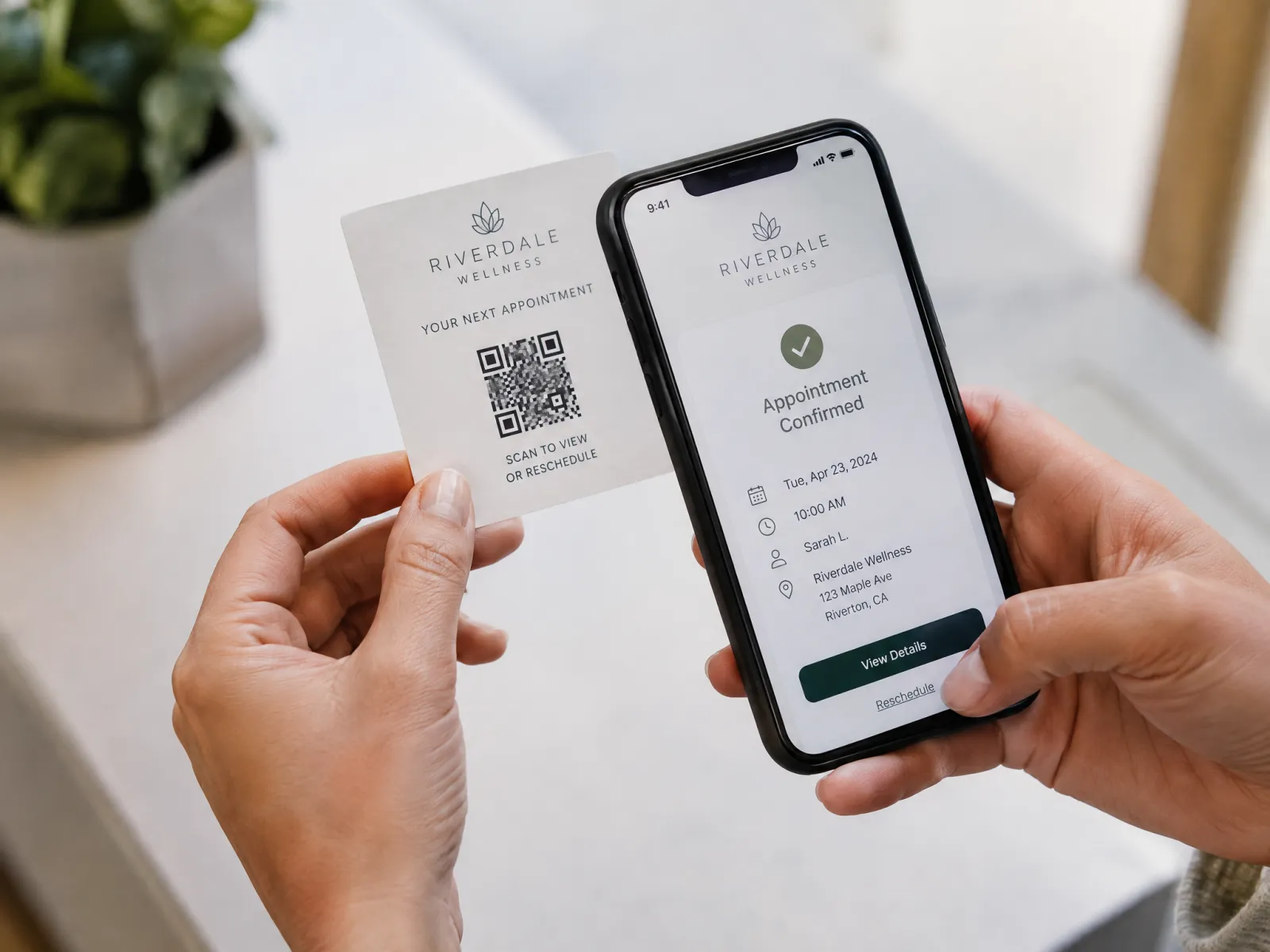 Smartphone tippt eine Terminkarte mit NFC an