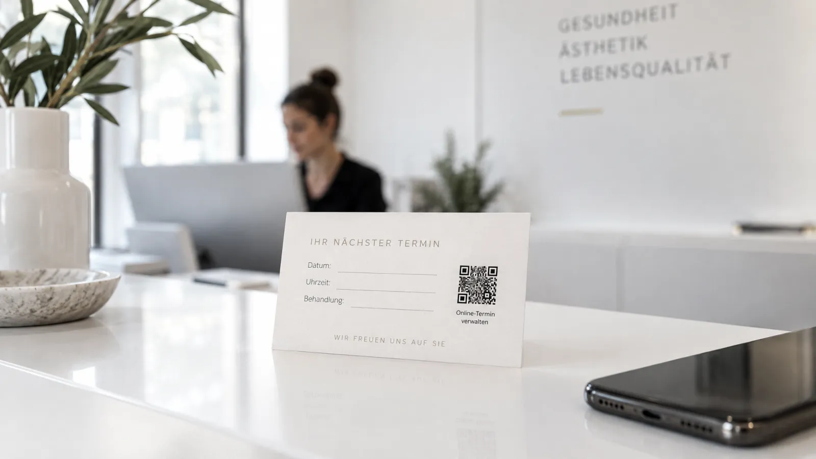 Premium Terminkarte mit QR-Code auf einem modernen Empfangstresen