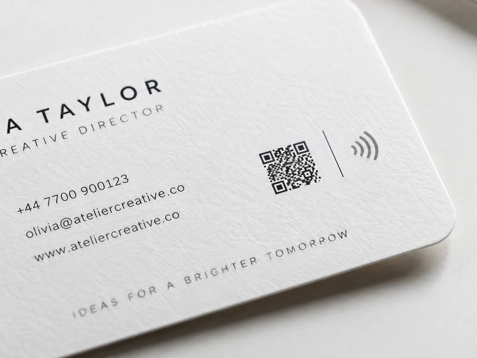 Nahaufnahme einer Terminkarte mit QR-Code und NFC-Symbol