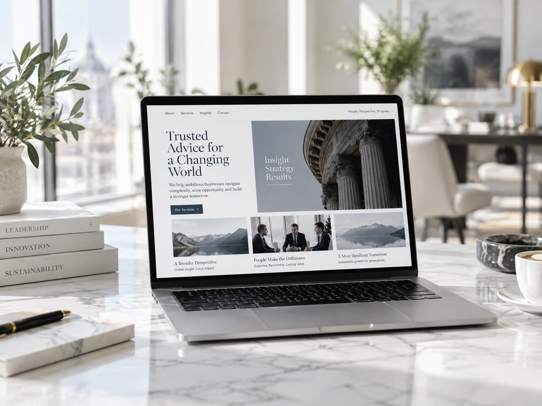 Gestaltungsbeispiel einer modernen Beratungs-Website auf einem MacBook