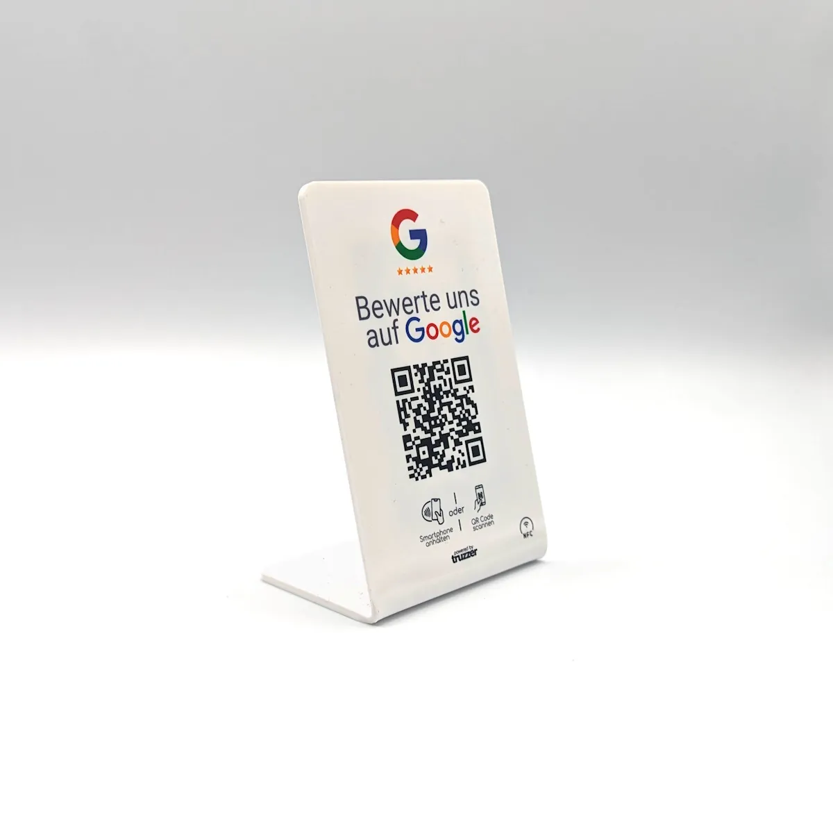 Individueller weißer NFC-Aufsteller von empfehlio auf dem Tresen